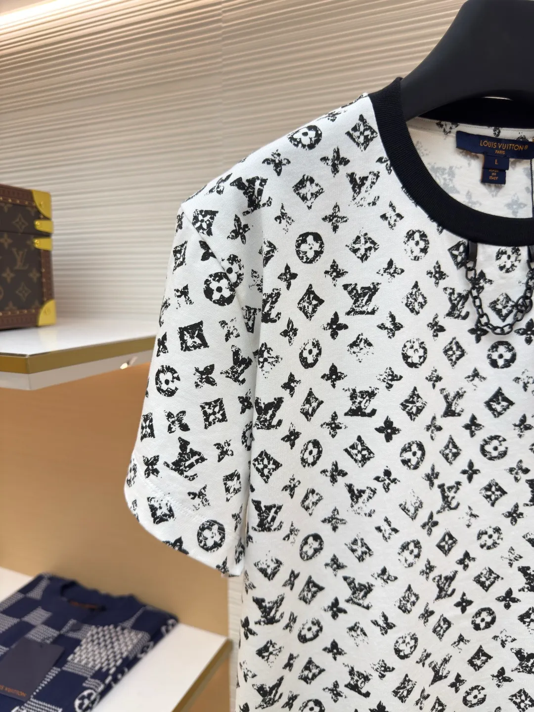 LOUIS VUITTON full printed logo short sleeves [women's clothing] ●Item number: 1680361-A15 ●Fabric: pure cotton fabric ●Technology: printing production ●Version: fitted version ●Weight: about 210 grams ●Size: S-M-L ●Description: 25 spring and summer new short sleeves 8900 purchased Zp dismantling and making, custom-woven and dyed Peruvian ROW imperial fabric. It truly uses 100% pure cotton yarn to weave and ship the fabric according to the version. You can zoom in on the process to see the details, except that the restoration degree is close to 98 or above. The workmanship is also invincible. It is truly restored and you can just buy it with your eyes closed. The overall wiring is straight and delicate, the fabric is comfortable and soft, and the color is consistent without color difference. It can be matched with the same style to create a fashionable look and control various occasions. Customized accessories, complete with three standards, same style for men and women!